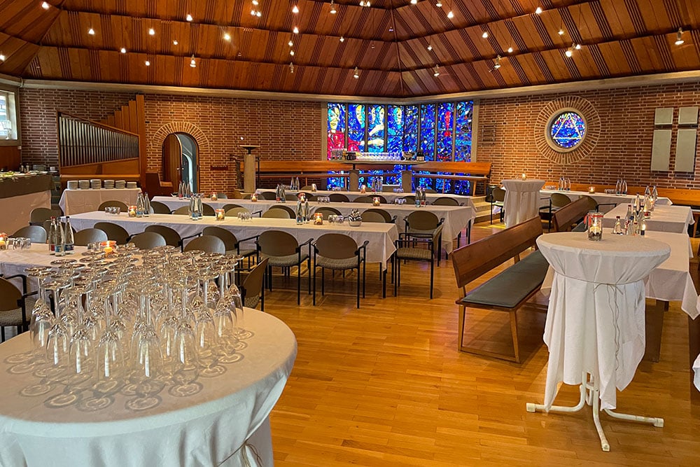 Kirchenraum Sitzbänke für bis zu 150 Personen / geeignet für Hochzeiten, Taufen, Konzerte, als Proberaum für Chöre